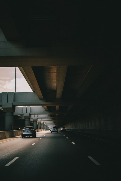 桥下道路上行驶的车辆